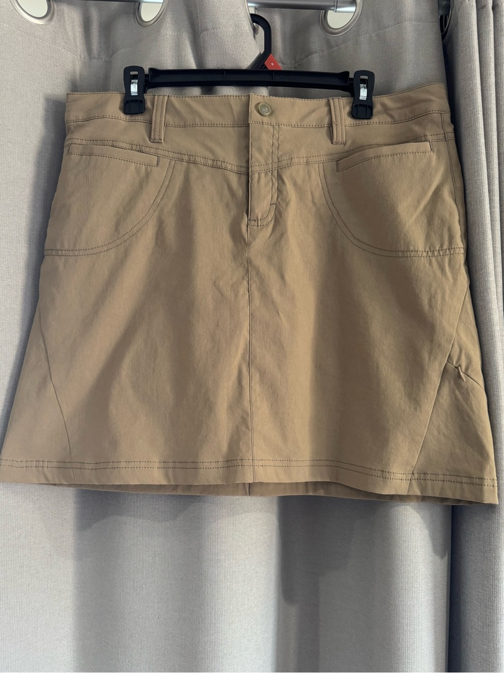 Athleta Dipper Utility Hiking Performance Skort in Khaki Tan size 12